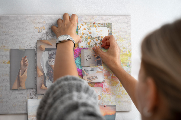 Korkbild Gehirn in Farben mit kreativem Hintergrund