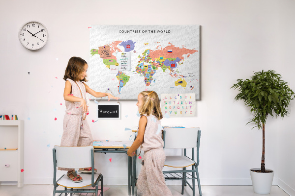 Weltkarte mit Korkrückwand mit markierten Ländern