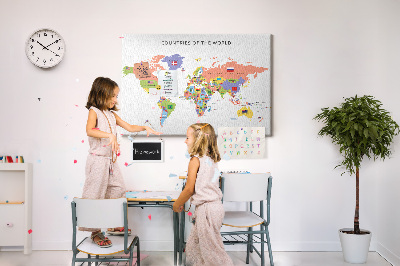 Weltkarte mit Korkrückwand mit markierten Ländern