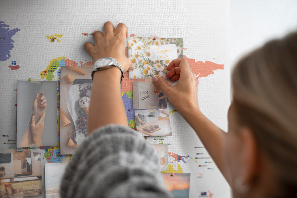 Weltkarte mit Korkrückwand mit markierten Ländern