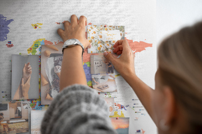 Weltkarte mit Korkrückwand mit markierten Ländern