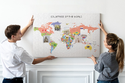 Weltkarte mit Korkrückwand mit markierten Ländern