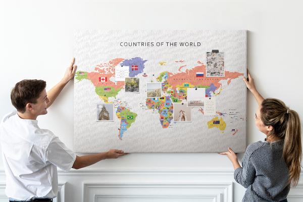 Weltkarte mit Korkrückwand mit markierten Ländern