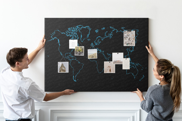 Korktafel Weltkarte auf schwarzem Hintergrund