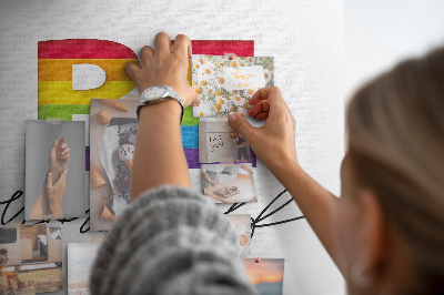 Kork-Pinnwand mit einer farbenfrohen Inschrift für ein authentisches Wohnambiente