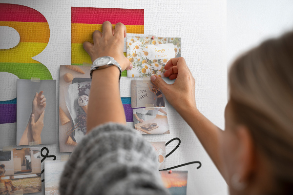 Kork-Pinnwand mit einer farbenfrohen Inschrift für ein authentisches Wohnambiente