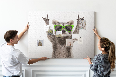 Korktafel mit Motiv verrückter Waschbär mit grüner Brille