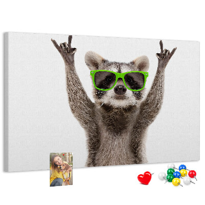 Korktafel mit Motiv verrückter Waschbär mit grüner Brille