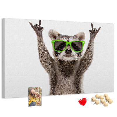 Korktafel mit Motiv verrückter Waschbär mit grüner Brille