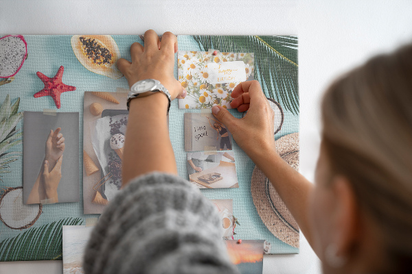 Kork-Pinnwand mit Motiv tropische Früchte und Strandaccessoires