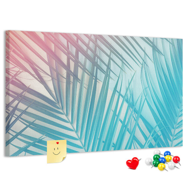 Korktafel mit Motiv tropische Blätter auf pastellfarbenem Hintergrund