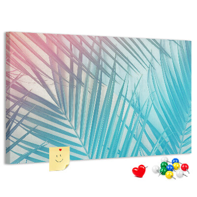 Korktafel mit Motiv tropische Blätter auf pastellfarbenem Hintergrund