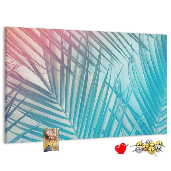 Korktafel mit Motiv tropische Blätter auf pastellfarbenem Hintergrund