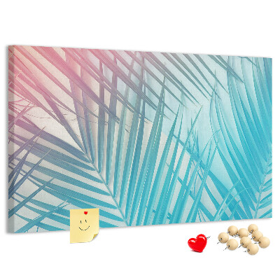 Korktafel mit Motiv tropische Blätter auf pastellfarbenem Hintergrund