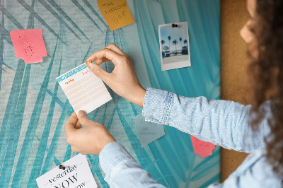 Korktafel mit Motiv tropische Blätter auf pastellfarbenem Hintergrund