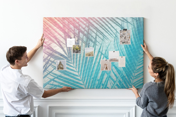 Korktafel mit Motiv tropische Blätter auf pastellfarbenem Hintergrund