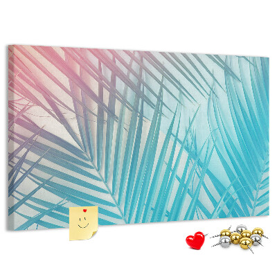 Korktafel mit Motiv tropische Blätter auf pastellfarbenem Hintergrund