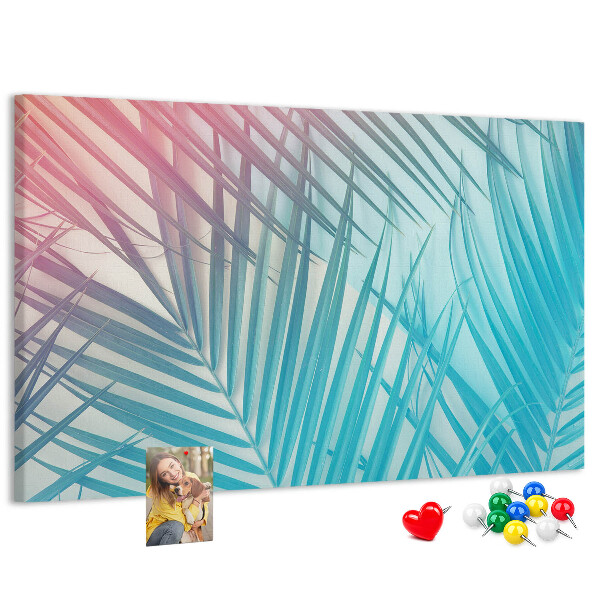 Korktafel mit Motiv tropische Blätter auf pastellfarbenem Hintergrund