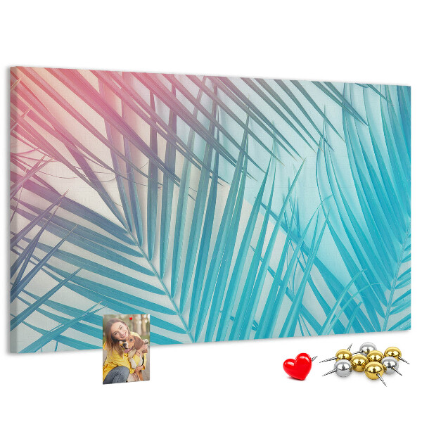 Korktafel mit Motiv tropische Blätter auf pastellfarbenem Hintergrund