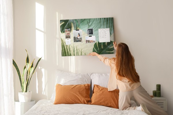 Kork-Pinnwand mit Motiv tropische Blätter auf pastellfarbenem Hintergrund