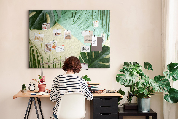 Kork-Pinnwand mit Motiv tropische Blätter auf pastellfarbenem Hintergrund