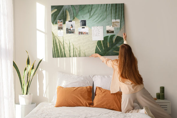 Kork-Pinnwand mit Motiv tropische Blätter auf pastellfarbenem Hintergrund
