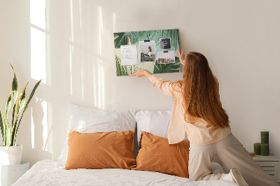 Kork-Pinnwand mit Motiv tropische Blätter auf pastellfarbenem Hintergrund