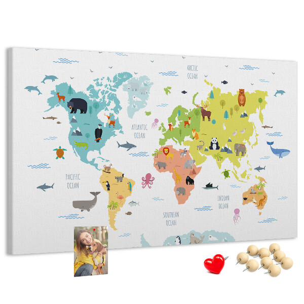 Weltkarte mit Tierillustrationen auf Korkrückwand