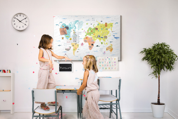 Weltkarte mit Tierillustrationen auf Korkrückwand