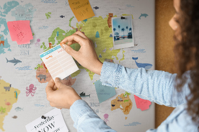 Weltkarte mit Tierillustrationen auf Korkrückwand