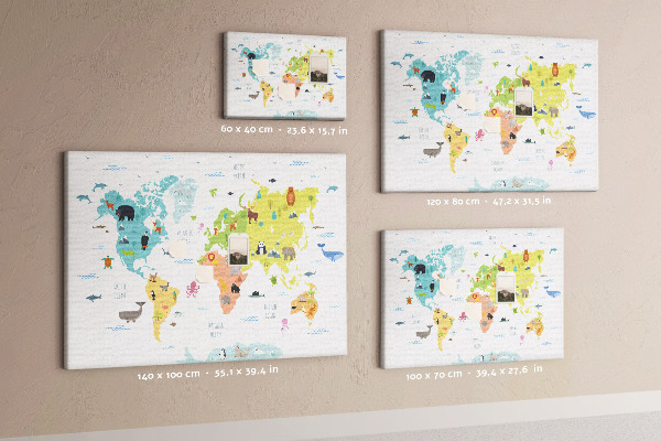 Weltkarte mit Tierillustrationen auf Korkrückwand