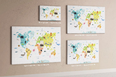 Weltkarte mit Tierillustrationen auf Korkrückwand