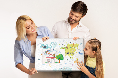 Weltkarte mit Tierillustrationen auf Korkrückwand