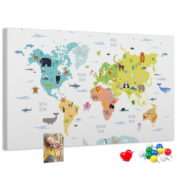 Weltkarte mit Tierillustrationen auf Korkrückwand