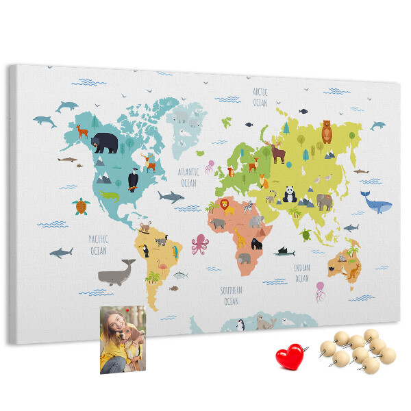 Weltkarte mit Tierillustrationen auf Korkrückwand