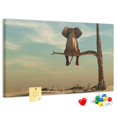 Korktafel mit Motiv Elefant auf einem Ast in einer Wüstenlandschaft