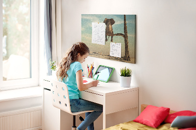 Korktafel mit Motiv Elefant auf einem Ast in einer Wüstenlandschaft