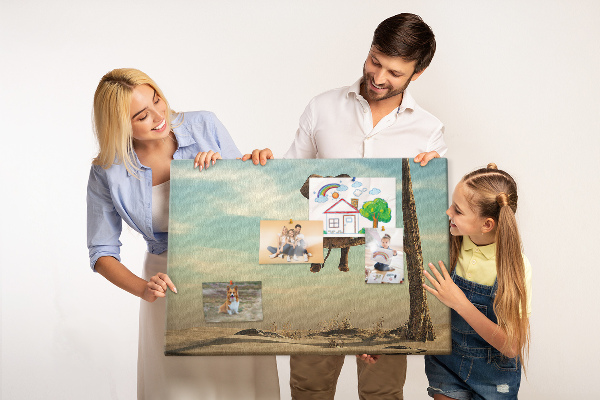 Korktafel mit Motiv Elefant auf einem Ast in einer Wüstenlandschaft