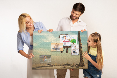 Korktafel mit Motiv Elefant auf einem Ast in einer Wüstenlandschaft