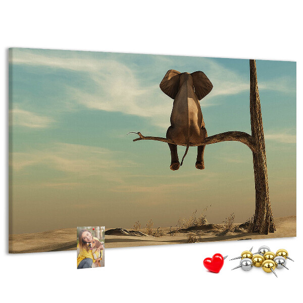 Korktafel mit Motiv Elefant auf einem Ast in einer Wüstenlandschaft