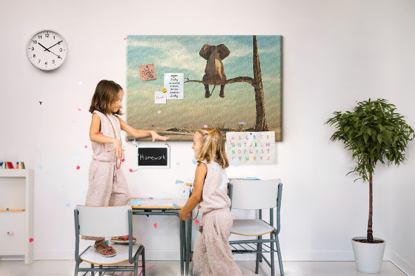 Korktafel mit Motiv Elefant auf einem Ast in einer Wüstenlandschaft
