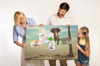 Korktafel mit Motiv Elefant auf einem Ast in einer Wüstenlandschaft