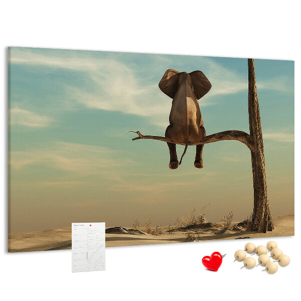 Korktafel mit Motiv Elefant auf einem Ast in einer Wüstenlandschaft