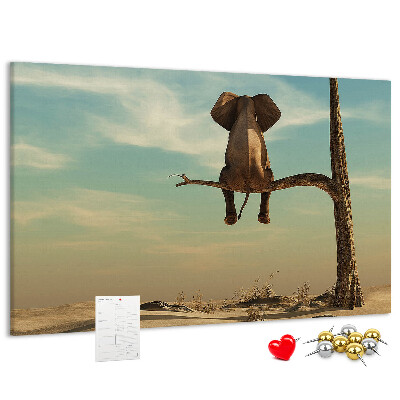 Korktafel mit Motiv Elefant auf einem Ast in einer Wüstenlandschaft
