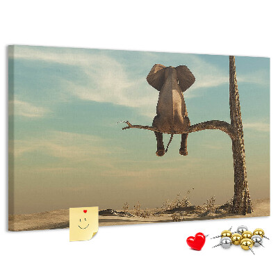 Korktafel mit Motiv Elefant auf einem Ast in einer Wüstenlandschaft