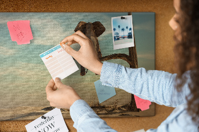 Korktafel mit Motiv Elefant auf einem Ast in einer Wüstenlandschaft