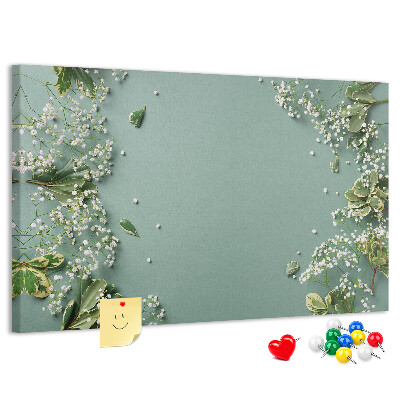 Kork-Pinnwand mit Blumenmuster auf grünem Hintergrund