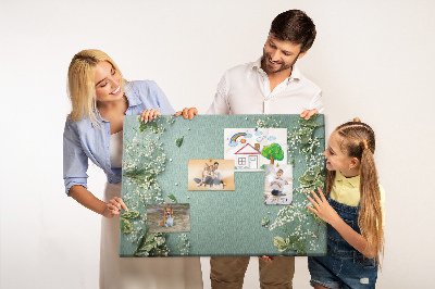 Kork-Pinnwand mit Blumenmuster auf grünem Hintergrund