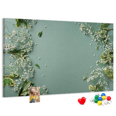Kork-Pinnwand mit Blumenmuster auf grünem Hintergrund