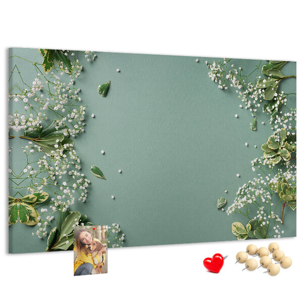 Kork-Pinnwand mit Blumenmuster auf grünem Hintergrund